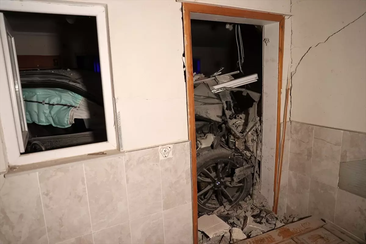 Sivas’ta Otomobil Ev Duvarına Çarptı