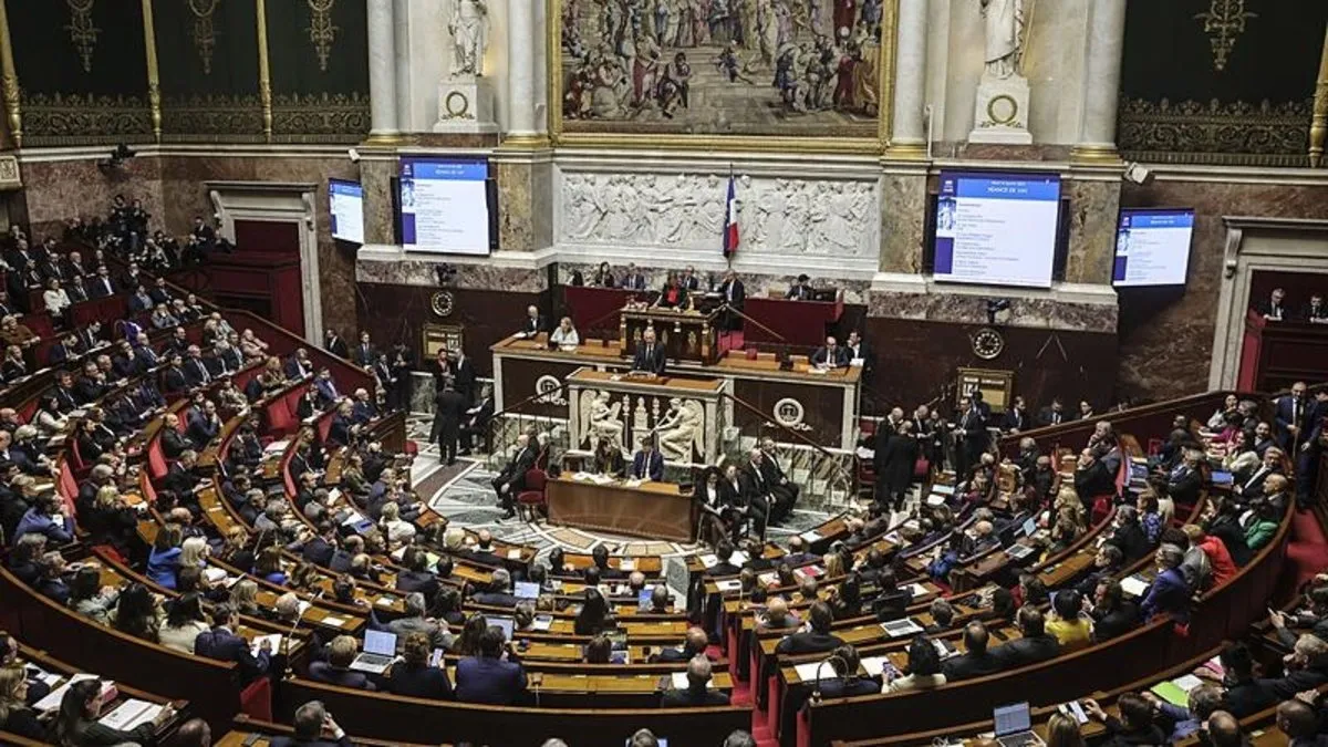 Fransa’da hükümete karşı verilen gensoru önergesi reddedildi