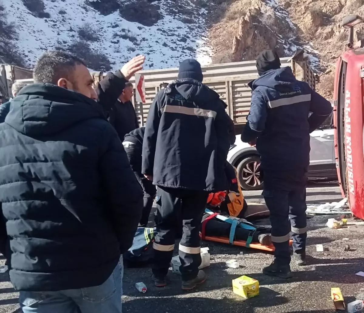 Kağızman’da Gıda Yüklü Kamyon Devrildi