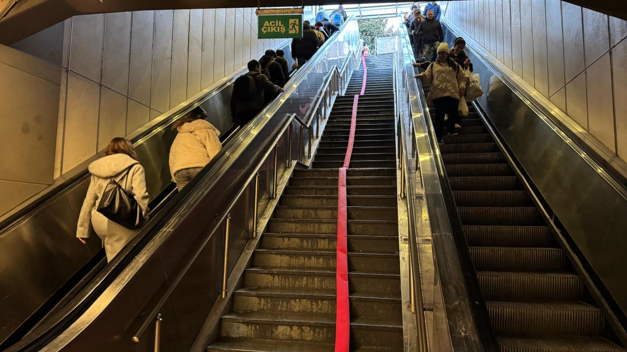 Küçükçekmece’de metrobüs alt geçidini su bastı