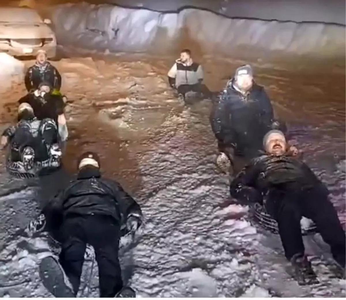 Kümbet Yaylası’nda Gençlerin Kar Raftingi