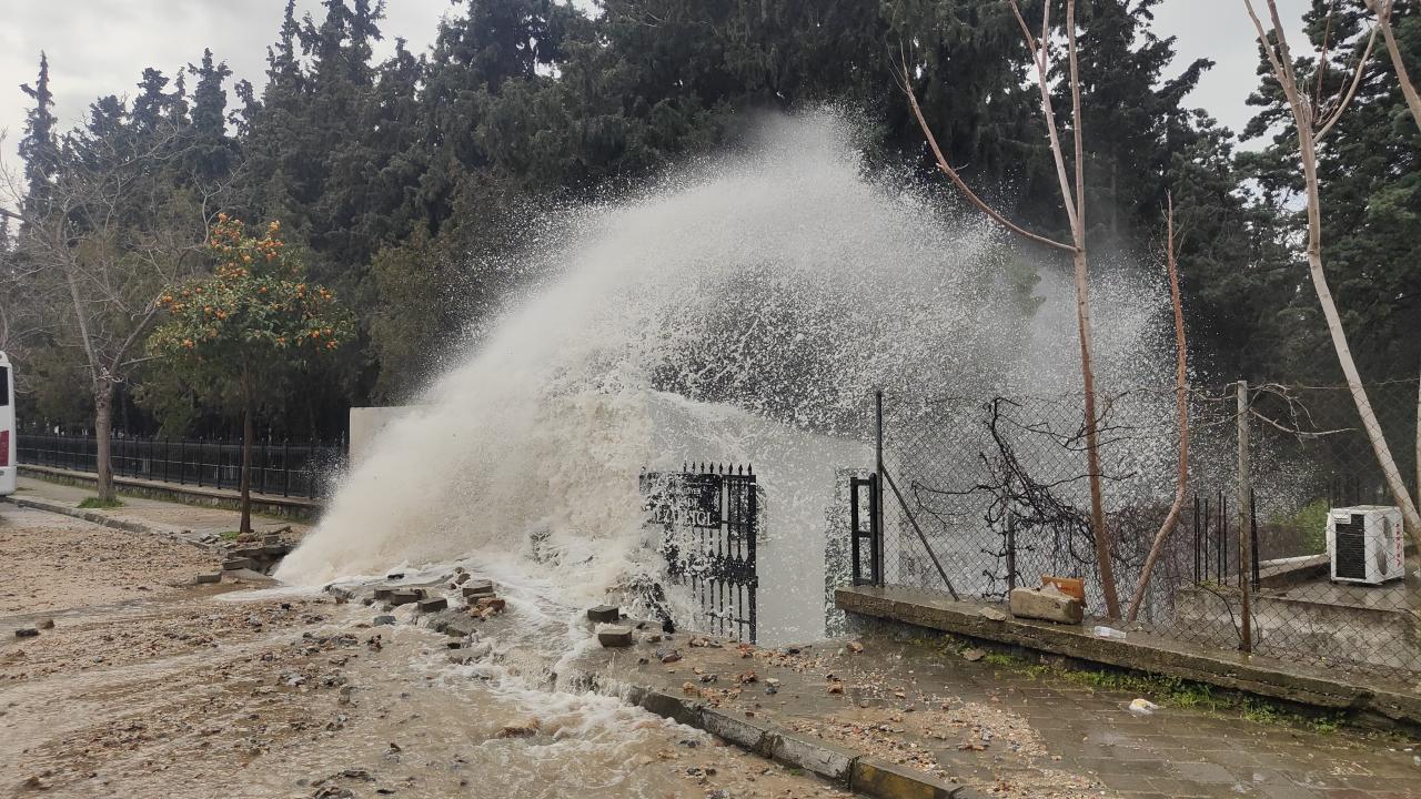 Kuşadası’nda isale hattı patladı, mezarlığı su bastı