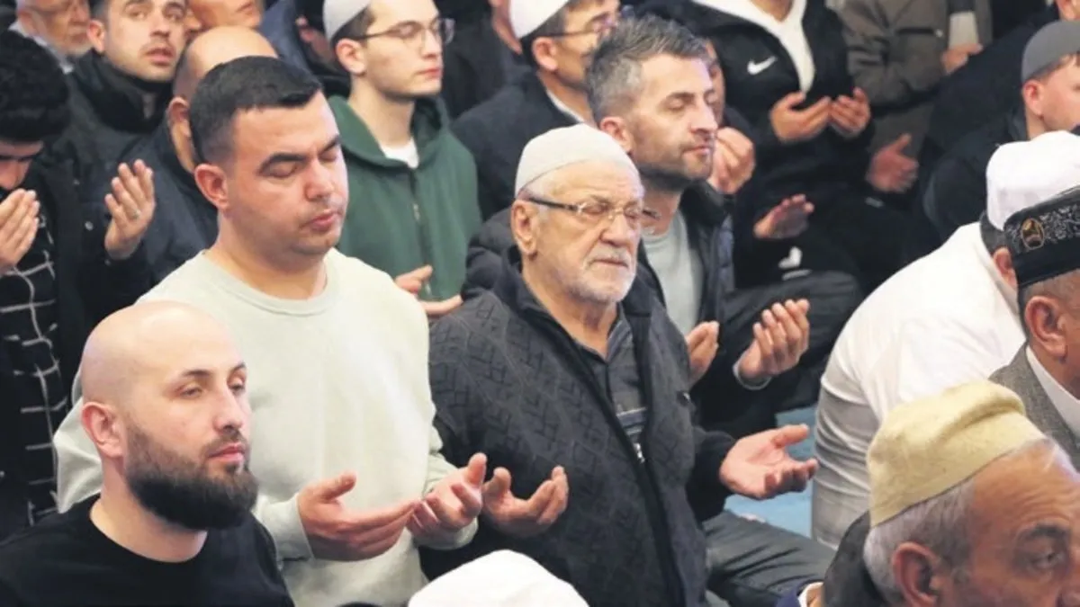 90 bin camide şehitler için dua