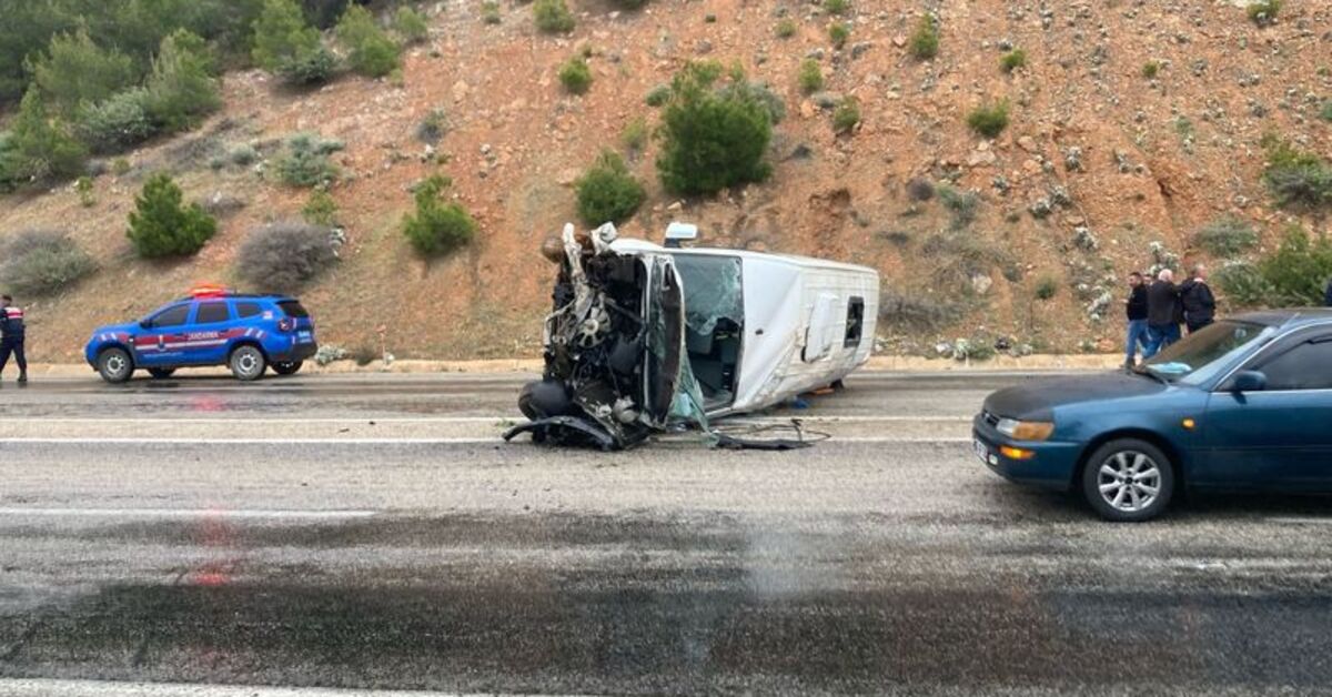 İşçi servisi devrildi: 8 yaralı