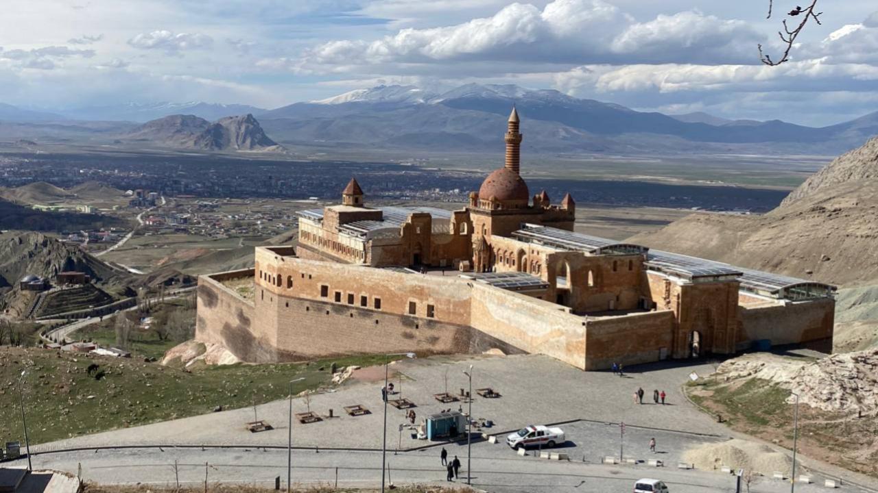 İshak Paşa Sarayı 17 bin ziyaretçiyi ağırladı