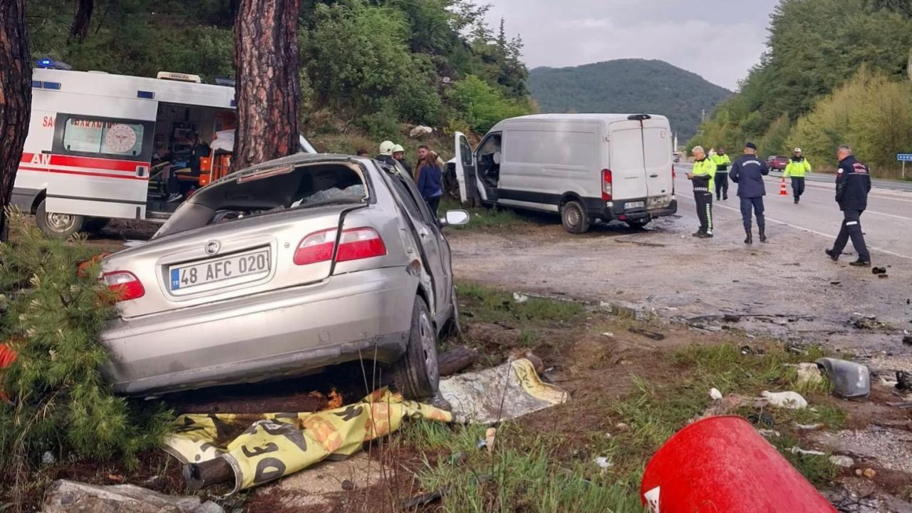 Muğla’da kamyonet ile otomobil çarpıştı: 1 ölü, 2 yaralı