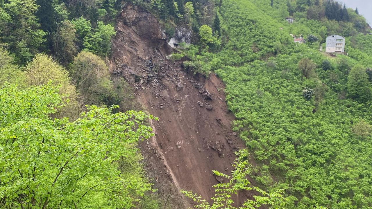 Trabzon’da heyelan: Mahalle yolu ulaşıma kapandı