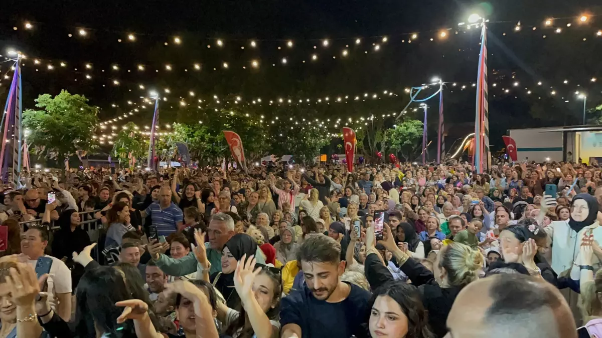 Hüsnü Şenlendirici Bursalılara Unutulmaz Bir Gece Yaşattı